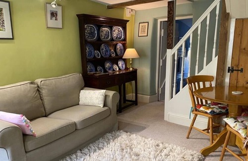 Hatherleigh Cottage | Lemon Cottage Grade 2 Thatched in Devon Village