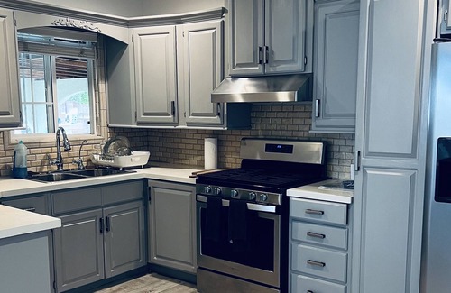 North Hollywood House | Lemon Green Home Nestled in the heart of North Hollywood. 4 Bedroom and 2 bath