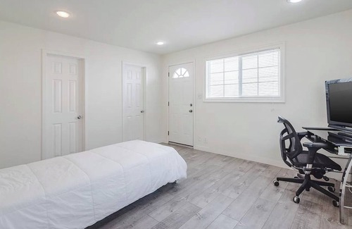 North Hollywood House | Lemon Green Home Nestled in the heart of North Hollywood. 4 Bedroom and 2 bath