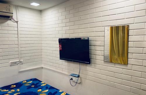 Pali Hill Apartment | Lemon room