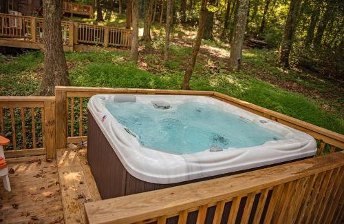 Lookout Valley Neighborhood Association House | Lena Cabin Wooded Tiny Cabin - Hot Tub