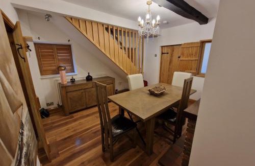 Hale Village House | Lennon cottage