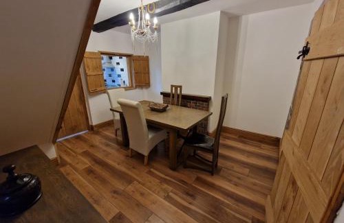 Hale Village House | Lennon cottage