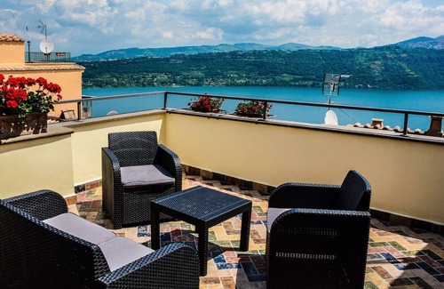 Castel Gandolfo Bed & Breakfast | Leonardo Room at Atlantis Inn