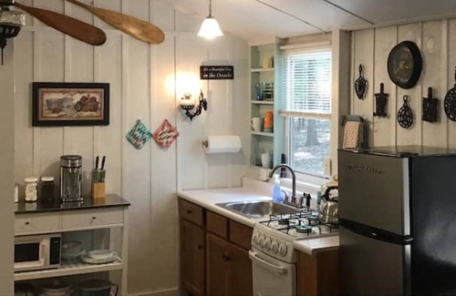 Hartshorn Cottage | Leona’s Cottage -Uniquely Rustic Comfortably Cozy