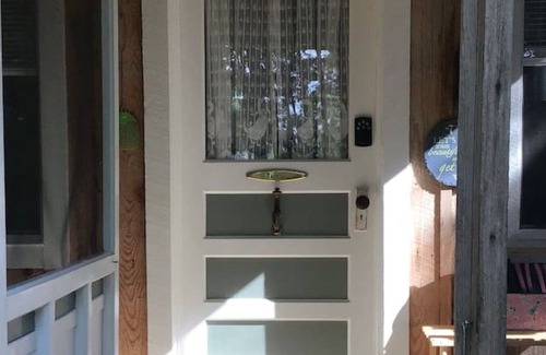 Hartshorn Cottage | Leona’s Cottage -Uniquely Rustic Comfortably Cozy
