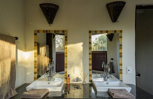 Hoedspruit Cabin | Leopard's Lair Bush Lodge