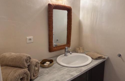 Eygalieres Apartment | Les canisses