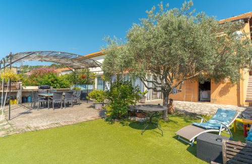 Apt Apartment | Les Cerisiers
