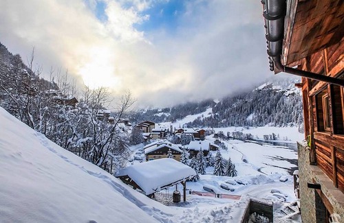 Les Brevieres Apartment | Les Colchiques T4 300m from lifts with fireplace, wifi, 1 parking space.