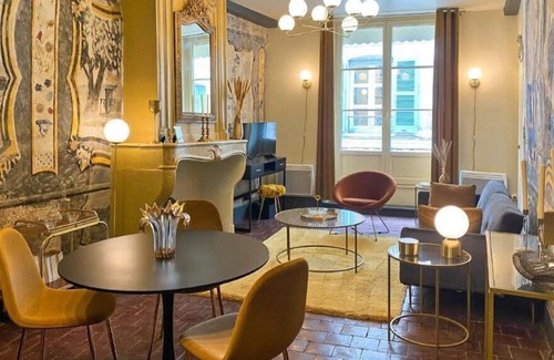 Tournus Apartment | Les fresques de Léon