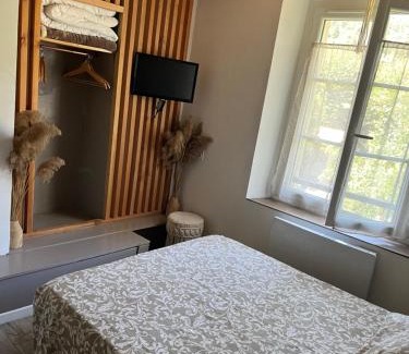 Digne-les-Bains Apartment | Les Glycines, charmant studio au calme dans bâtisse de Maître proche du centre ville parking gratuit