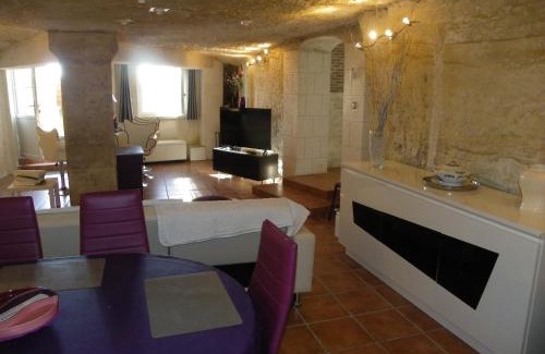 Nazelles-Negron House | Les Hauts de Nazelles