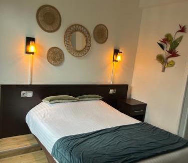 Quartier Vieux Marche-Cathedrale Hotel | Les Initiés