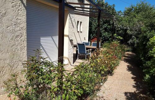 Six-Fours-les-Plages Apartment | Les Pucines bis Bas de villa 29 m2 luxe rez de jardin climatisation plein sud