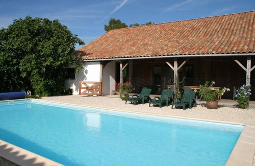 Montboyer House | Les Renaudières Chalais. private heated swimming pool