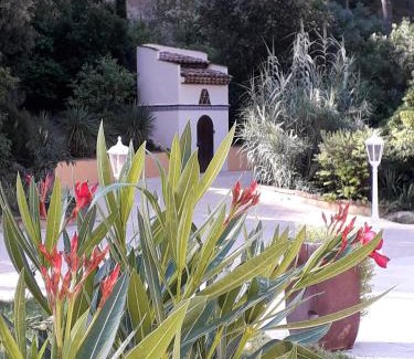 Cuges-les-Pins Bed & Breakfast | LES RESTANQUES - Chambre d'hôtes