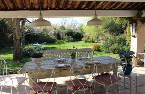 La Bruguiere Bed & Breakfast | Les Romarins B&B, 10 min d'Uzès, piscine et grand jardin, Table d'hôte