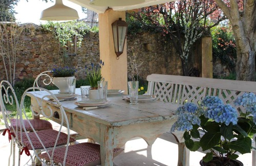 La Bruguiere Bed & Breakfast | Les Romarins B&B, 10 min d'Uzès, piscine et grand jardin, Table d'hôte