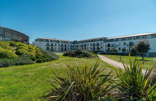 Concarneau Apartment | Les Thermes 521 - Appt proche plage avec piscine partagée