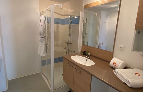 Saint-Assiscle Apartment | Les Tours D'Or Appartement T2 Salle de bain douche