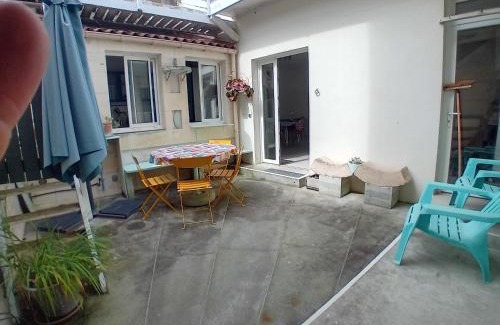 Rochefort Apartment | Les Volets Bleus T3 de 80 m2 patio privatif