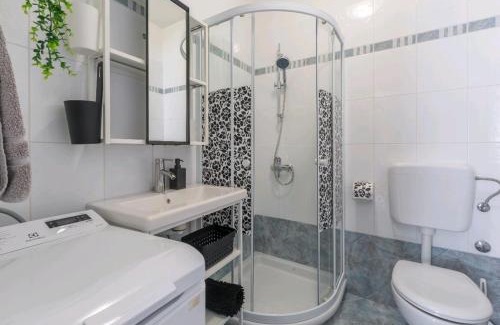 Rovinjsko Selo Bed & Breakfast | LESA room with private bathroom for 2 people