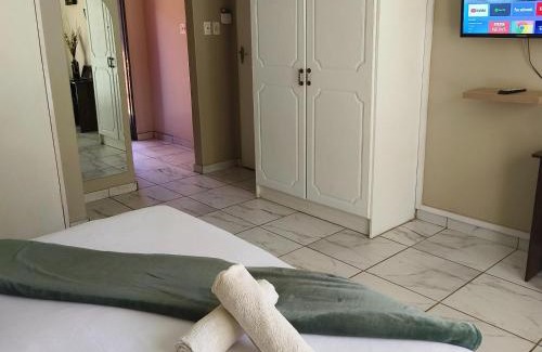 Middelburg Apartment | Lesedi Guesthouse Middleburg