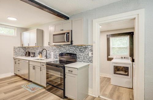 Urban Core House | Less Than 1 Mi to EverBank Stadium Retreat with Yard!