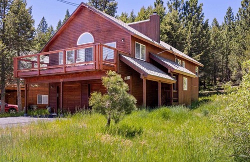 Truckee House | Less Than 8 Mi to Donner Lake Home with Deck and Balcony!