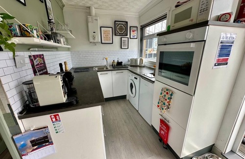 Grimsby Ski Chalet | Less than a minute from the beach. Sleeps 5, dog friendly. Kick back and relax.