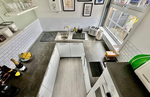 Grimsby Ski Chalet | Less than a minute from the beach. Sleeps 5, dog friendly. Kick back and relax.