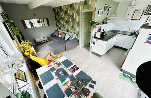 Grimsby Ski Chalet | Less than a minute from the beach. Sleeps 5, dog friendly. Kick back and relax.