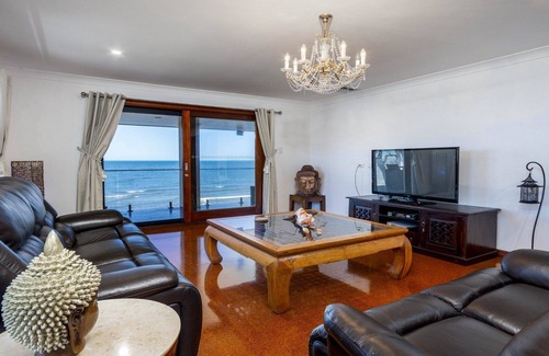 Beachmere House | LET IT BE - Luxury Beachside Retreat
