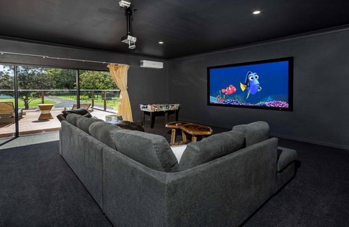 Beachmere House | LET IT BE - Luxury Beachside Retreat