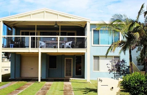 Culburra Beach House | Let the waves hit your feet, let the sand be your seat!nbeach across the road!