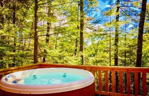 Rogers Cabin | Lets Get Cozy | RRG | hot tub | wifi
