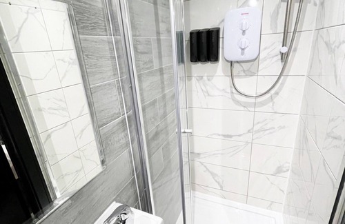 Headstone North Apartment | Letzi private en-suite, North Harrow.