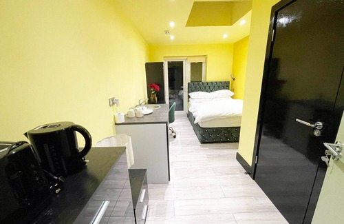 Headstone North Apartment | Letzi private en-suite, North Harrow.