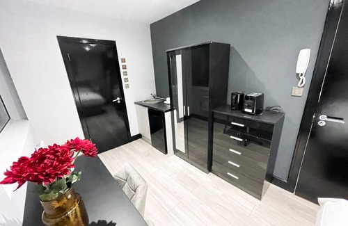 Headstone North Apartment | Letzi private en-suite, North Harrow.