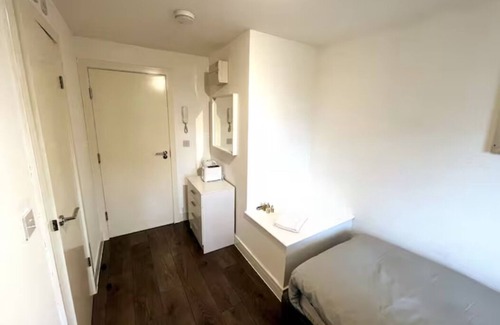 Stonebridge House | Letzi private en-suite Room, Near Wembley stadiumn