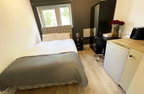 Stonebridge House | Letzi private en-suite Room, Near Wembley stadium