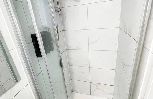 Stonebridge House | Letzi private en-suite Room, Near Wembley stadium