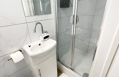 Stonebridge House | Letzi private en-suite Room, Near Wembley stadium