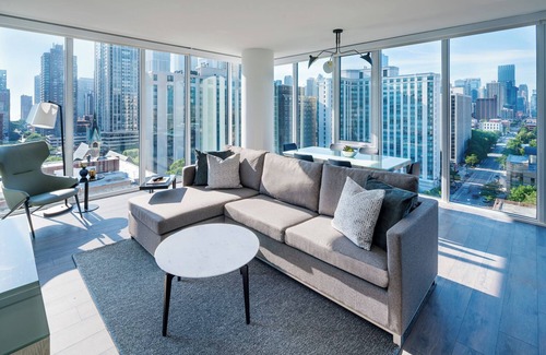 Near North Side Hotel | Level - Old Town 3 Bedroom, 2 Bath spacious suite with full kitchen