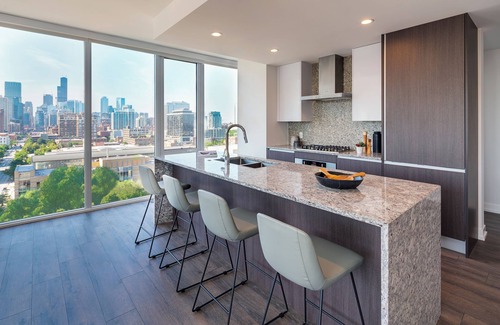 Near North Side Hotel | Level - Old Town 3 Bedroom, 2 Bath spacious suite with full kitchen