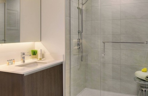 Near North Side Hotel | Level - Old Town 3 Bedroom, 2 Bath spacious suite with full kitchen