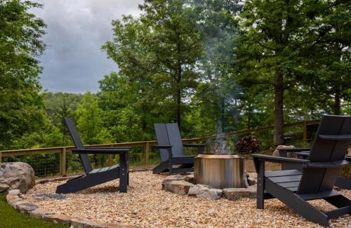 Young Harris House | Level Up 3br Fall Retreat, Hot Tub, Firepit Dogs