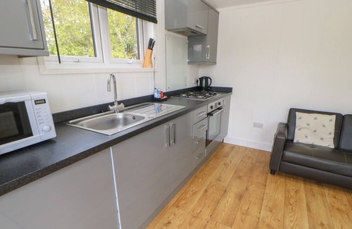 Hutton Rudby Cottage | LEVENDALE POD, pet friendly, with hot tub in Hutton Rudby