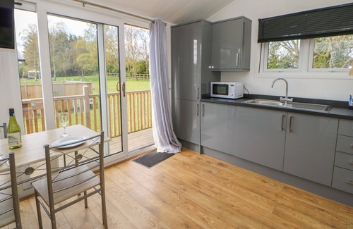 Hutton Rudby Cottage | LEVENDALE POD, pet friendly, with hot tub in Hutton Rudby